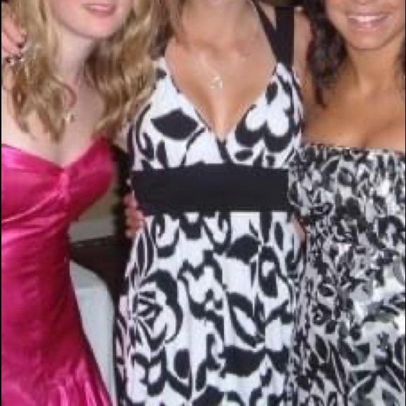 Black & White Patterned Short Dress - Picture 6 of 6